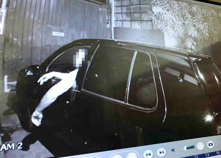 Câmeras de segurança flagraram a confusão envolvendo um PM e uma mulher na saída de um motel, em Goiânia | Foto: Reprodução