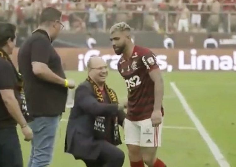 Wilson Witzel foi ignorado ao se ajoelhar em frente a Gabigol após a vitória do Flamengo no sábado, 23 | Foto: Reprodução