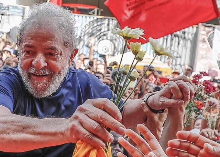 Lula deixou a prisão na última sexta-feira, 8. De acordo com um aliado goiano, ele saiu pelos fundos para despistar a imprensa.