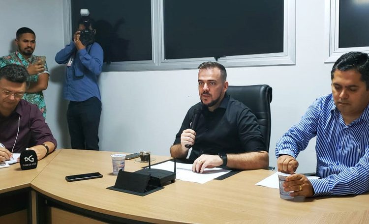 Altair Tavares, do Diário de Goiás, prefeito Gustavo Mendanha e o secretário executivo de Comunicação, Ozeias Laurentino | Foto: Folha Z