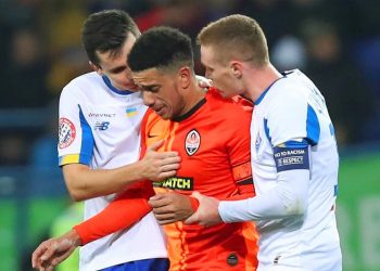 Atacante brasileiro Taison saiu de campo chorando após ser alvo de racismo no jogo do Shakhtar Donetsk contra o Dínamo de Kiev neste domingo,10, no campeonato de futebol ucraniano | Foto: Reprodução