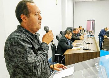 Presidente do Sintego em Aparecida, Valdeci Português negou que haverá abono salarial para os professores no final do ano | Foto: Reprodução