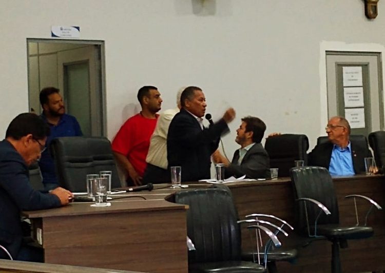 Vereador Aldivo Araújo anunciou renúncia à presidência da CCJR da Câmara de Aparecida nesta terça, 5 | Foto: Folha Z