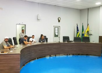 Reunião de vereadores em Aparecida tem bate-boca e empurrões nesta 6ª. Do plenário, era possível ouvir vozes exaltadas dentro da sala de reuniões | Foto: Folha Z