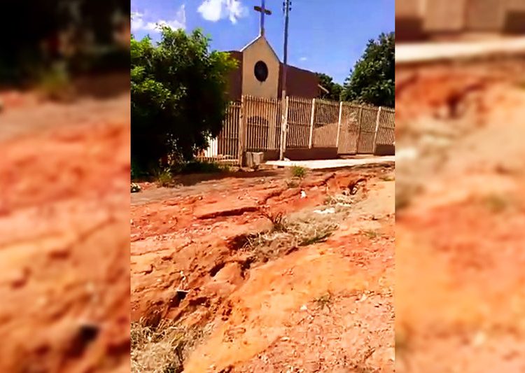 Segundo a população, além da falta de asfalto, as vias sofrem com os buracos provocadas pela água da chuva | Foto: Leitor / Folha Z