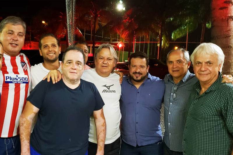 Ao lado de Sizenando, o jornalista Guilherme Coelho; no extremo oposto, o ex-deputado federal Luiz Bittencourt e o delegado Luziano de Castro | Foto: Folha Z