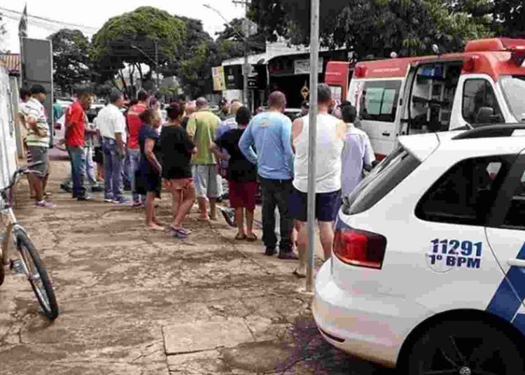 Homem esfaqueado procurou por ajuda em rua do Jardim América, em Goiânia | Foto: Leitor / FZ