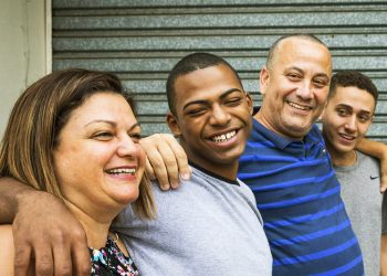 Após adoção, adolescente Vinícius Pereira (o segundo, da esq. para a dir.) com a mãe, Roseli, o pai, Taner, e o irmão, Davi, na casa onde vivem, em Sorocaba (SP) Foto: Eduardo Knapp / Folhapress