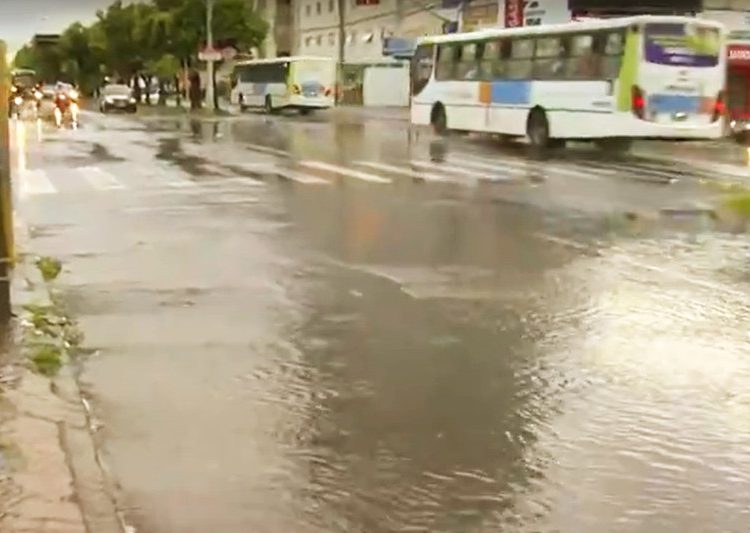 Vazamento deixou a Avenida Rio Verde alagada no cruzamento com a Dona Maria Cardoso | Foto: Reprodução / TV Anhanguera