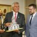 Ronaldo Caiado recebe do prefeito Gustavo uma réplica da Paróquia e Santuário Nossa Senhora Aparecida, símbolo da cidade