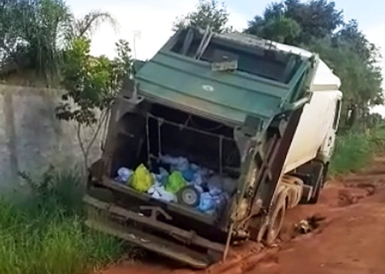 Caminhão da coleta de lixo atolou no Virgínia Park, em Aparecida | Foto: Reprodução