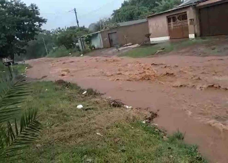 chuva transforma rua rio alaga casa Aparecida de Goiânia