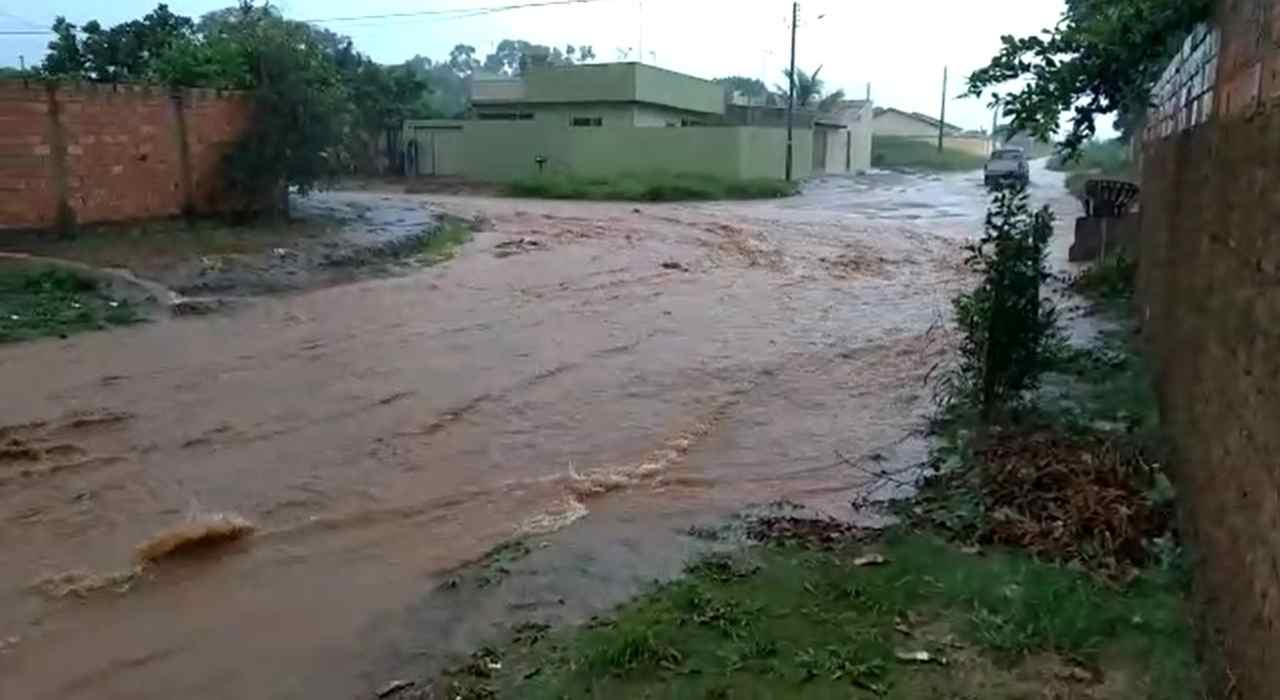 chuva transforma rua rio alaga casa Aparecida