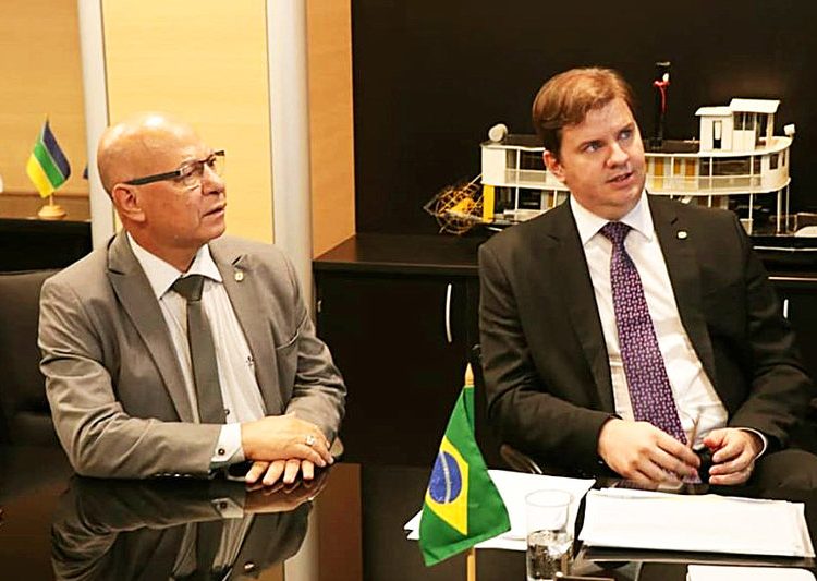Deputado federal Professor Alcides (PP) e ministro do Desenvolvimento Regional, Gustavo Canuto, tratam de emenda para asfalto em Aparecida | Foto: Divulgação