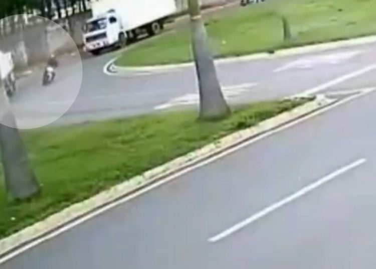 motociclista atropelado caminhão Goiânia