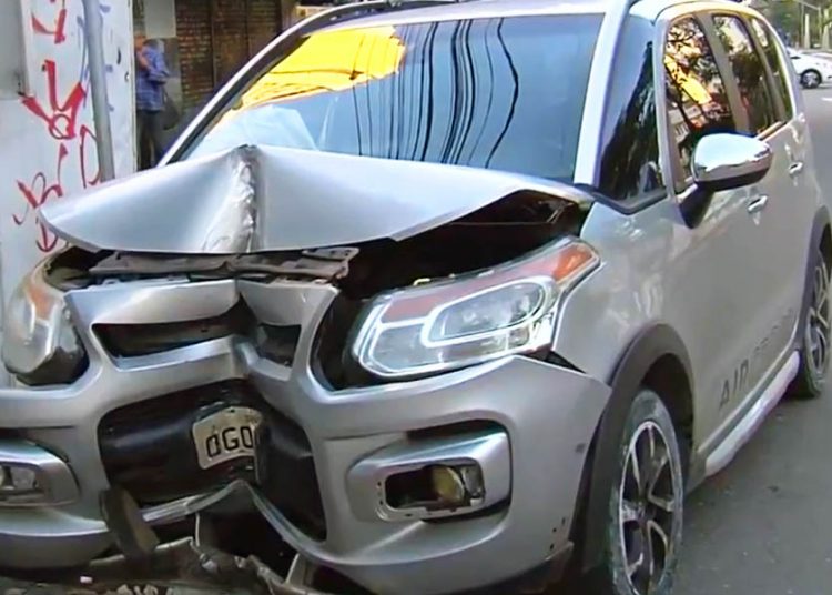 Mulher foi assaltada após bater o carro na Avenida Goiás, no Centro de Goiânia | Foto: Reprodução / TV Anhanguera