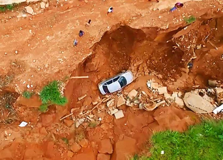 Carro cai em cratera e motorista é arremessado em Aparecida | Foto: Reprodução / TV Anhanguera