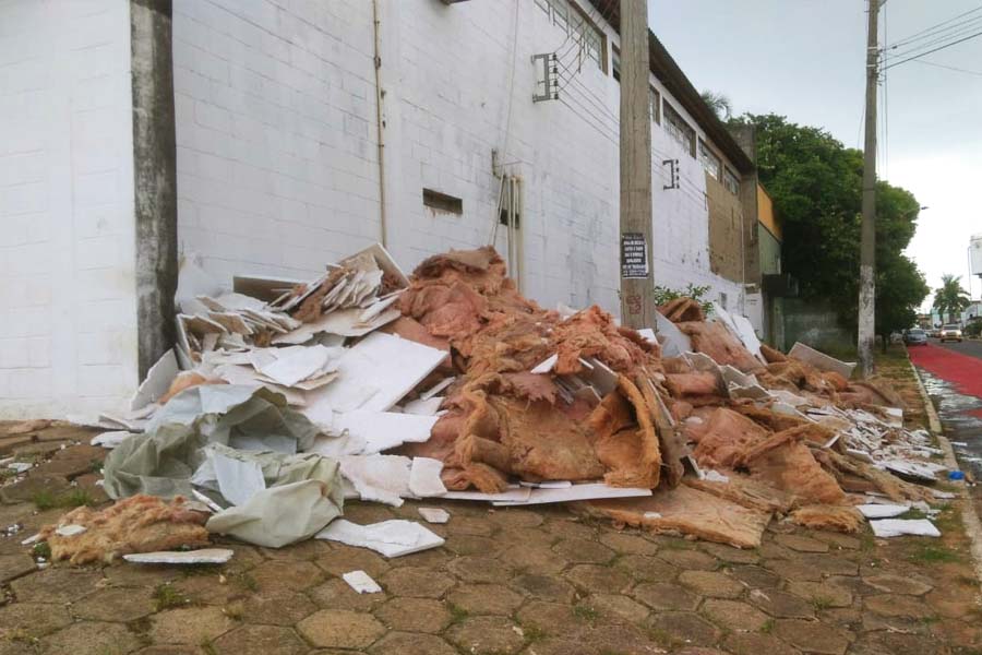 Lixo descartado irregularmente em frente à Igreja Brasa Viva, no Centro de Aparecida | Foto: Leitor / Folha Z