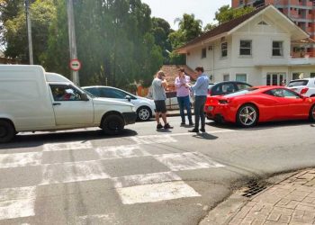 Motorista de Fiorino se envolve em acidente com Ferrari em Blumenau | Foto: Reprodução