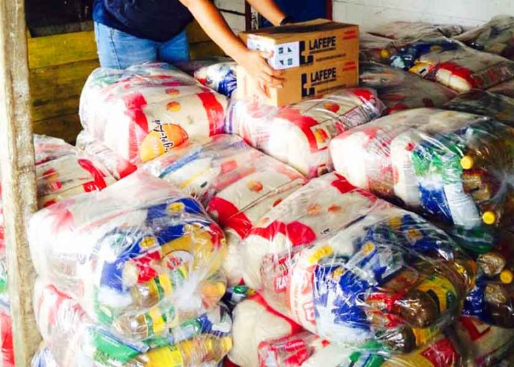 Doação de cesta básica | Foto: Defesa Civil Amazonas
