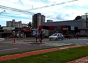 Idoso de 65 anos foi atropelado e morreu na manhã desta 3ª feira (14), na Avenida T-63, no Jardim América | Foto: Leitor/FZ