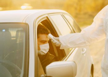 Mensagem viralizou alertando que andar sem máscara no carro acarretará multa em Goiás. Mas informação não procede | Foto: Gustavo Fring/Pexels
