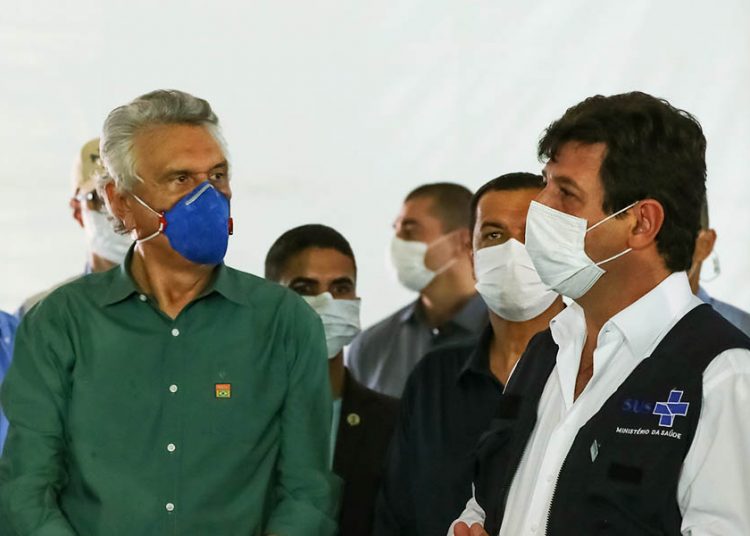 Ronaldo Caiado e Henrique Mandetta durante visita ao Hospital de Campanha de Águas Lindas de Goiás | Foto: Marcos Corrêa/PR
