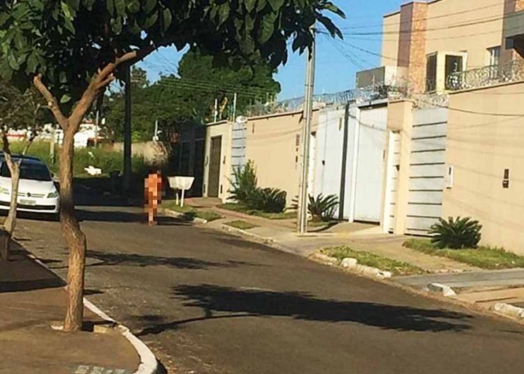 Sem roupa e usando apenas uma máscara de proteção, mulher foi flagrada no Residencial Moinho dos Ventos, em Goiânia | Foto: Leitor/FZ