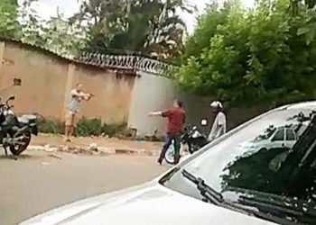 PM de folga interrompe homem com faca de agredir desafeto durante briga em Goiânia | Foto: Leitor/FZ