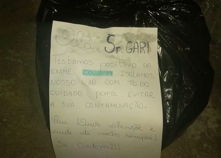 Mensagem afixada no saco de lixo de uma residência no Conjunto Santa Fé, em Aparecida, dizia: "Testamos positivo para Covid-19" | Foto: Yan Morais