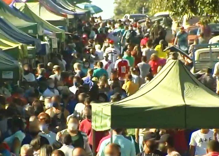 Feira do Garavelo teve aglomeração no domingo (22) | Foto: Reprodução/TV Anhanguera