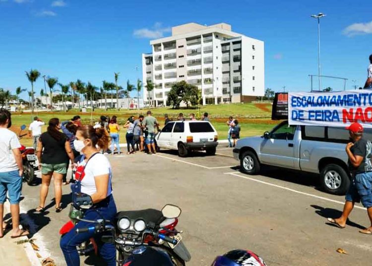 Manifestação pela reabertura das atividades comerciais na manhã de 3ª feira (16) em frente à Prefeitura de Aparecida | Foto: Folha Z