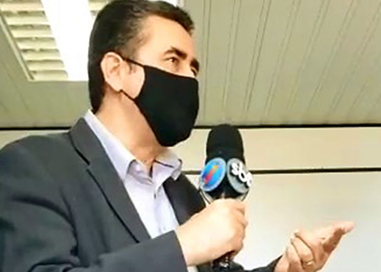 Secretário municipal de Comunicação Vassil Oliveira fala à TV Serra Dourada sobre discussões para reabertura da Região da 44 | Foto: Reprodução