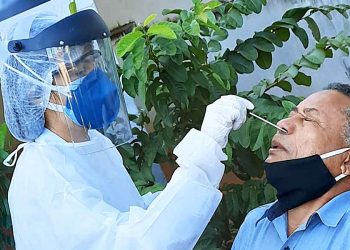 Vereadores de Aparecida fazem teste para coronavírus. Na foto, Araújo (MDB) recolhe amostra para testagem | Foto: Divulgação