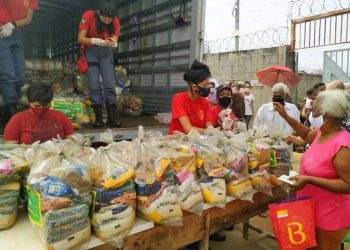 Prefeitura distribui cestas básicas aos moradores do Jardim do Cerrado, região oeste da capital | Foto: Divulgação/Prefeitura