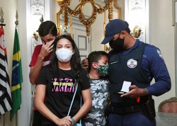 Filhos de Hilário se emocionaram com a homagem | Foto: Susan Hortas/Prefeitura de Santos