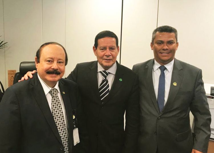 Levy Fidelix, Hamilton Mourão e Denes Pereira, presidente do PRTB Goiás | Foto: Divulgação