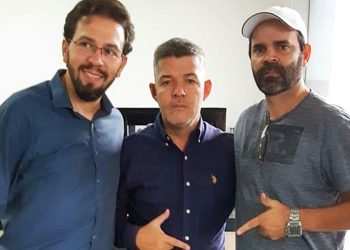 Tannubio Gonçalves, (à direita) assume como presidente do PSL com o licenciamento de Hugo Costa (à esquerda), com aval do presidente estadual Delegado Waldir (ao centro) | Foto: Divulgação