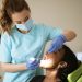 Veja como se cadastrar para serviços odontológicos com desconto em Aparecida | Foto: Andrea Piacquadio/Pexels