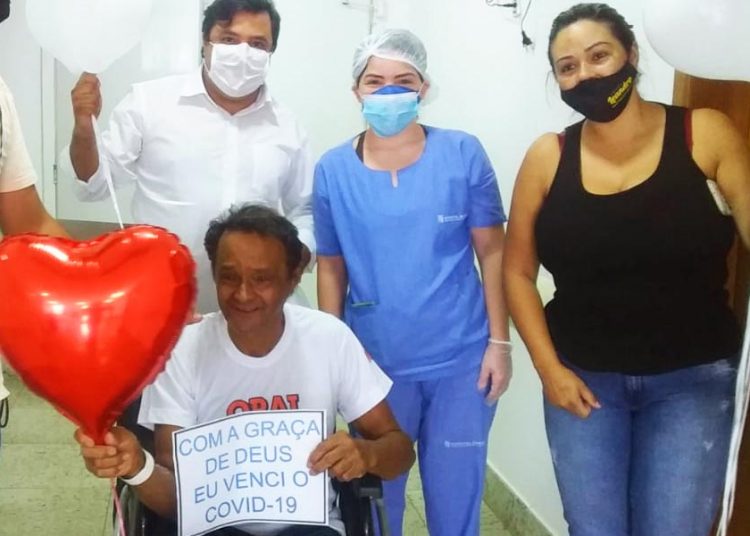 No Hospital Garavelo, vereador Leandro da Pamonharia busca o pai, que recebeu alta após 10 dias de internação por covid-19 | Foto: Divulgação