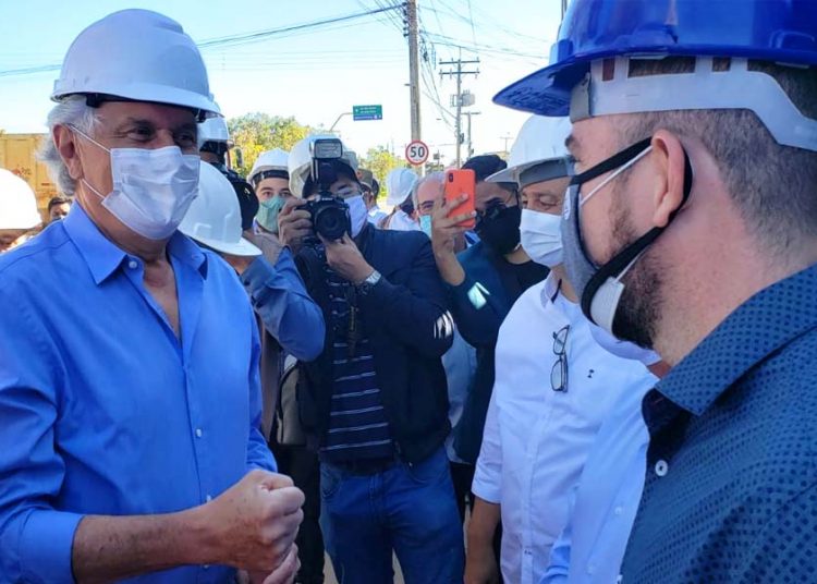 Ronaldo Caiado e Gustavo Mendanha em inspeção às obras do Linhão Central da Saneago em Aparecida de Goiânia | Foto: Folha Z