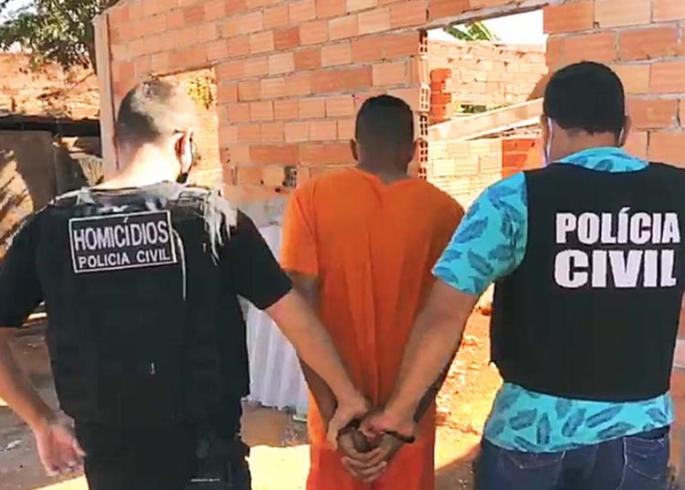 Após confissão, Hian Alves leva PC até pedaço de madeira que teria perfurado Danilo Silva | Foto: Divulgação/PC-GO