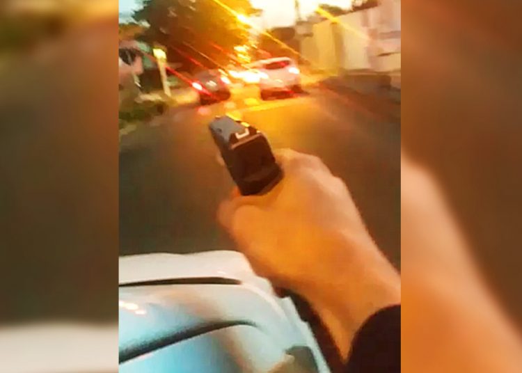 VÍDEOS: Carro é cravejado de bala em tentativa de homicídio na Região Noroeste de Goiânia | Foto: Reprodução
