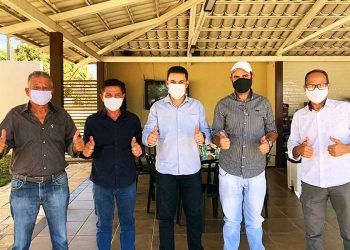 Grupo debate união da oposição em Aparecida (da esquerda para a direita: Anésio Rodrigues, Manoel Nascimento, Cairo Salim, Tanúbio Gonçalves e Assis Brasil) | Foto: Divulgação