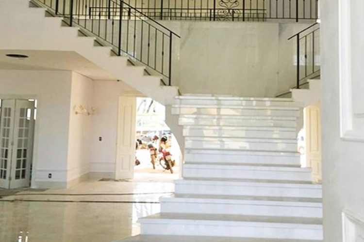 Escadaria interna na mansão de Gusttavo Lima | Foto: Reprodução