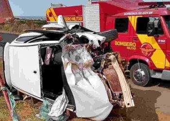 carro atingido rodas caminhão