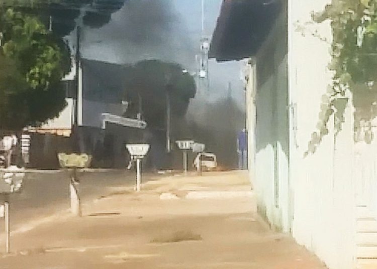 Carro fica destruído após pegar fogo na Cidade Livre | Foto: Reprodução