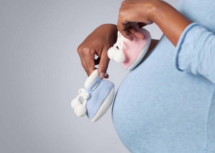 mulher-gravida-recebe-salario-maternidade