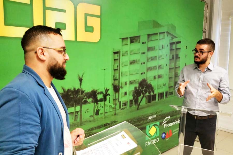 Bruno Felipe (PSOL) fala ao jornalista Marco Faleiro | Foto: Folha Z