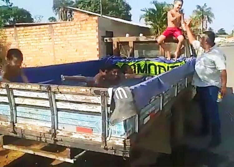 Carroceria de caminhão é transformada em piscina por moradores do Village Garavelo | Foto: Reprodução